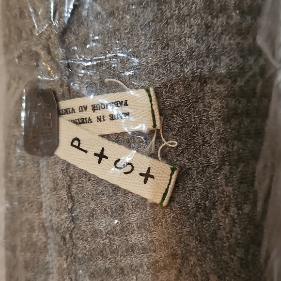 Free People Laguna Tee V Neck LS Thumbhole Cuffs Thermal Drapey Grey Small NWT - Picture 5 of 11